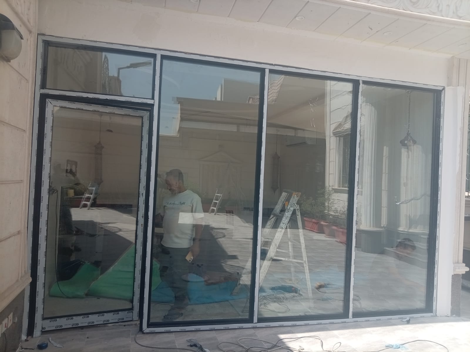 باب زجاجي منزلق (سيكوريت) بإطار ألمنيوم أسود – نظام دبل جلاس للواجهات